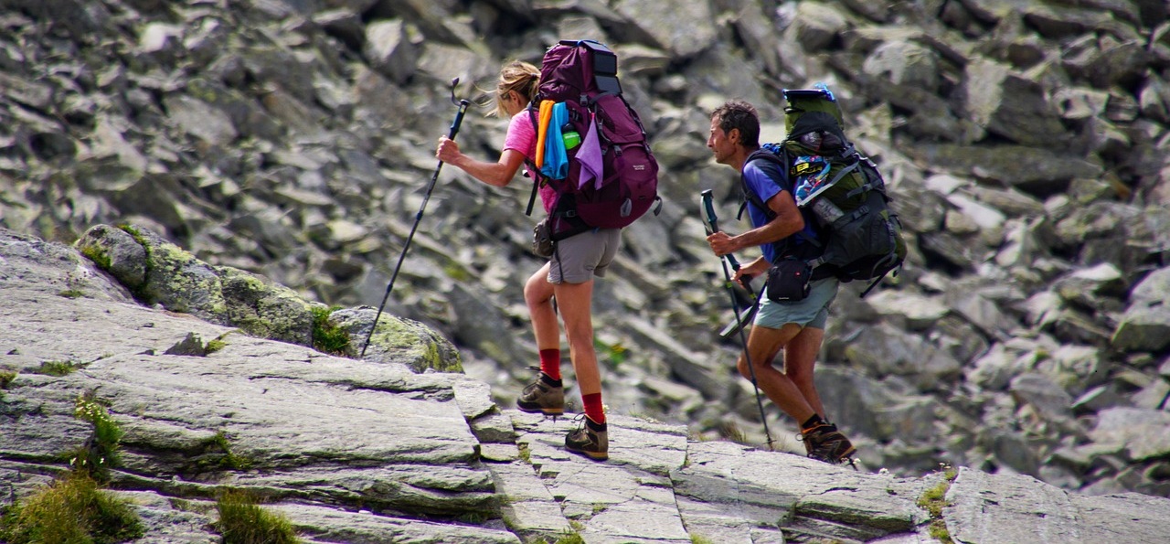 Co spakować na jednodniową wycieczkę w góry – lista niezbędników