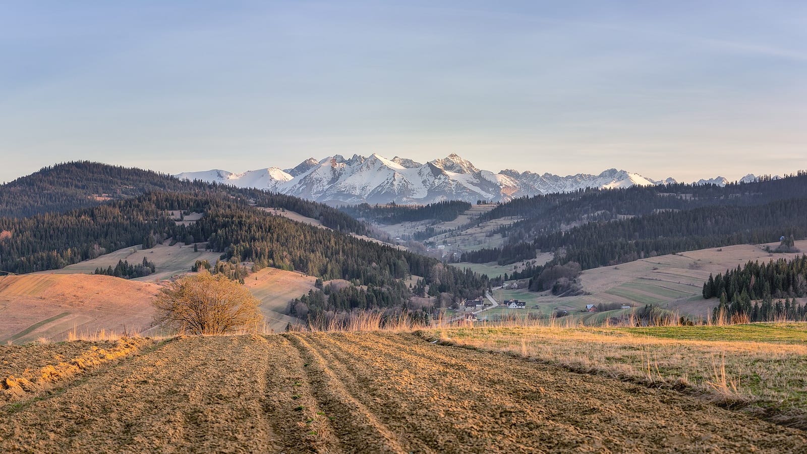 W Tatrach śnieg i lód na szlakach, nadchodzi zmiana pogody